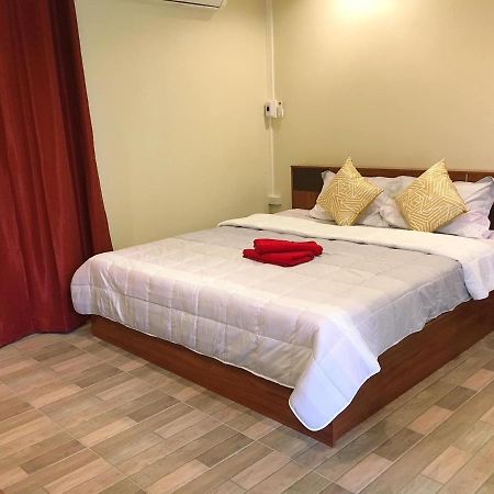 นพรัตน์การ์เด้นฮิลล์ Hotell Uthai Thani Eksteriør bilde