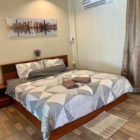 นพรัตน์การ์เด้นฮิลล์ Hotell Uthai Thani Eksteriør bilde