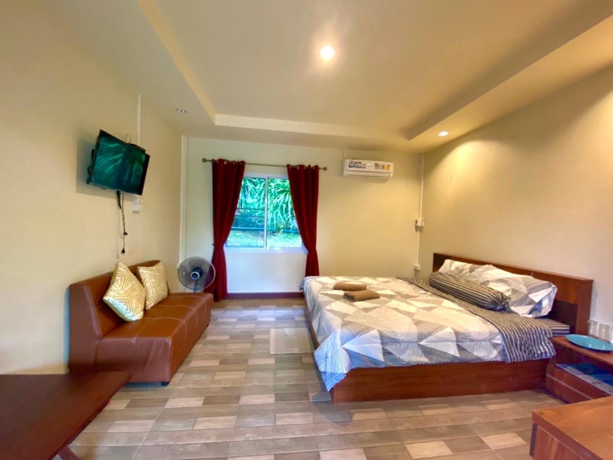 นพรัตน์การ์เด้นฮิลล์ Hotell Uthai Thani Eksteriør bilde