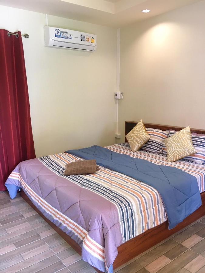 นพรัตน์การ์เด้นฮิลล์ Hotell Uthai Thani Eksteriør bilde