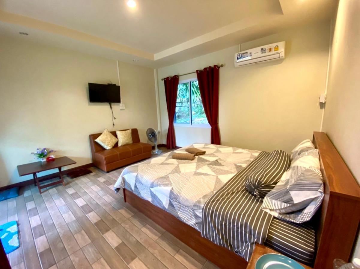 นพรัตน์การ์เด้นฮิลล์ Hotell Uthai Thani Eksteriør bilde