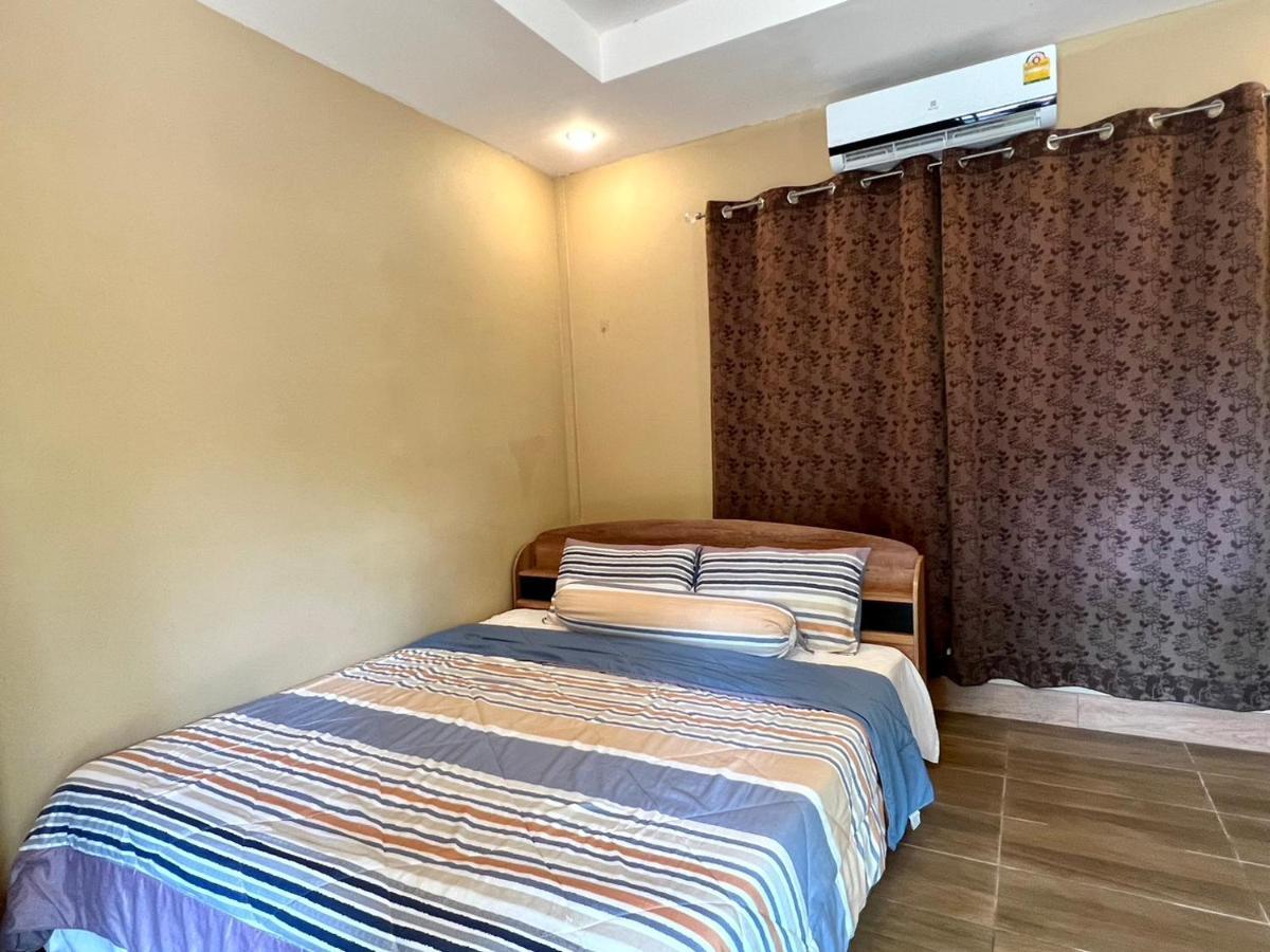 นพรัตน์การ์เด้นฮิลล์ Hotell Uthai Thani Eksteriør bilde