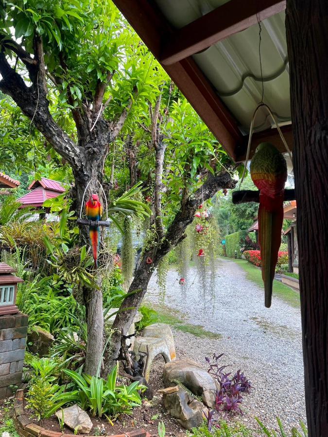 นพรัตน์การ์เด้นฮิลล์ Hotell Uthai Thani Eksteriør bilde