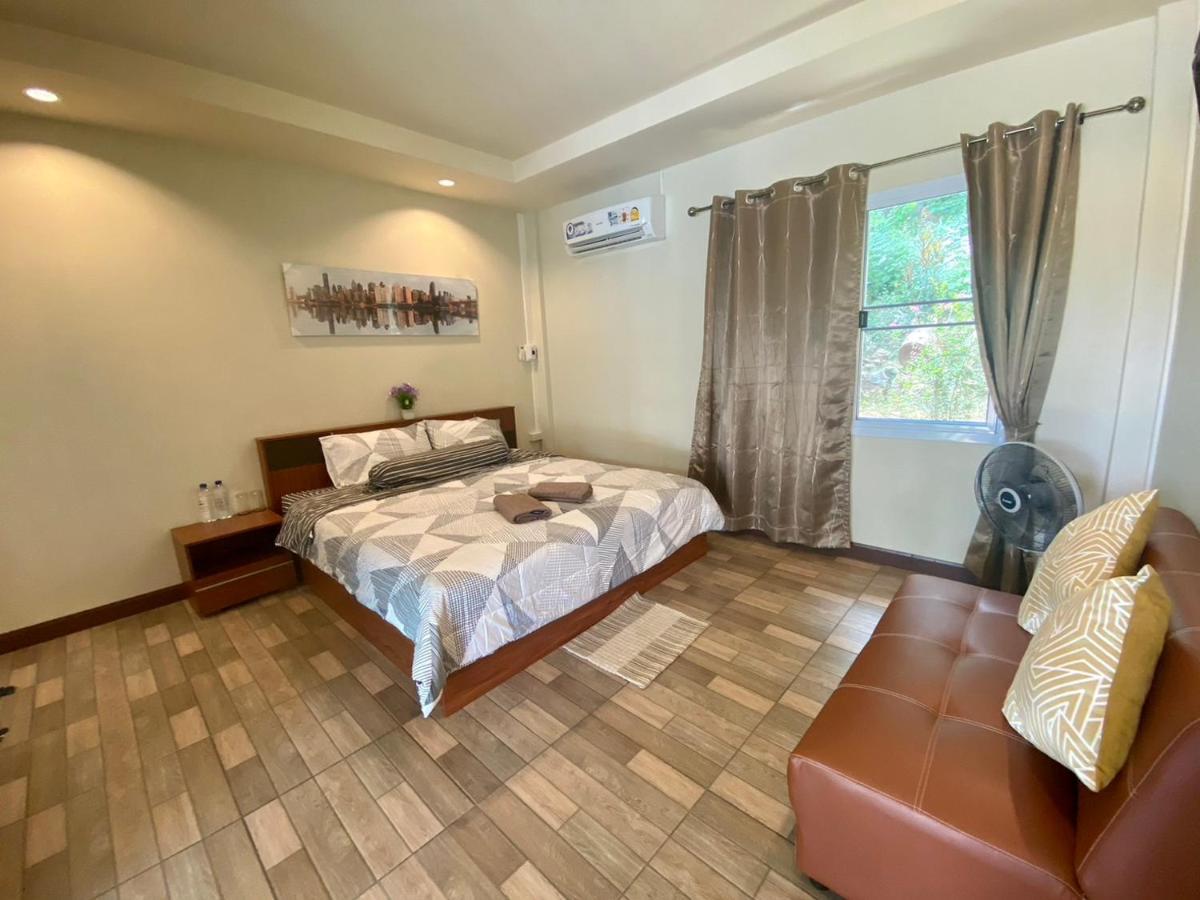 นพรัตน์การ์เด้นฮิลล์ Hotell Uthai Thani Eksteriør bilde