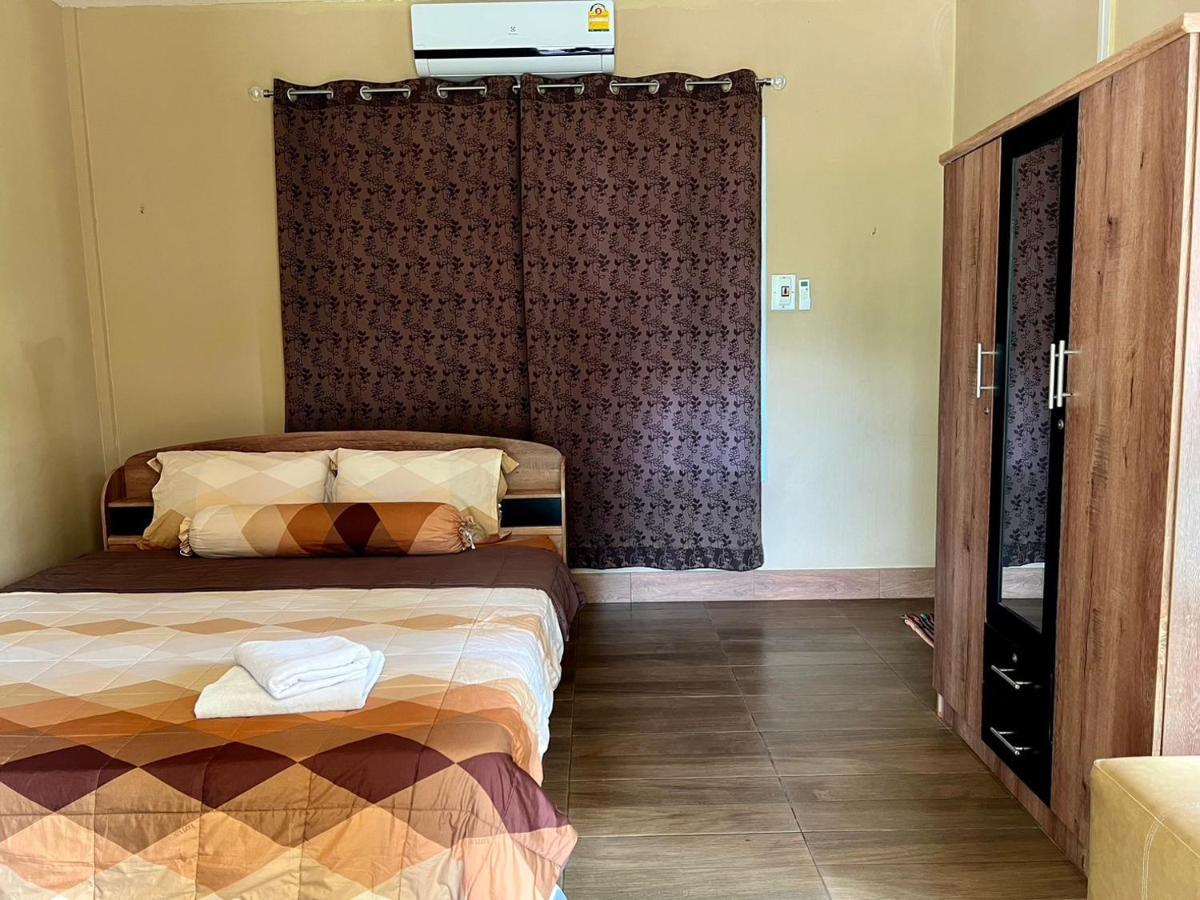 นพรัตน์การ์เด้นฮิลล์ Hotell Uthai Thani Eksteriør bilde