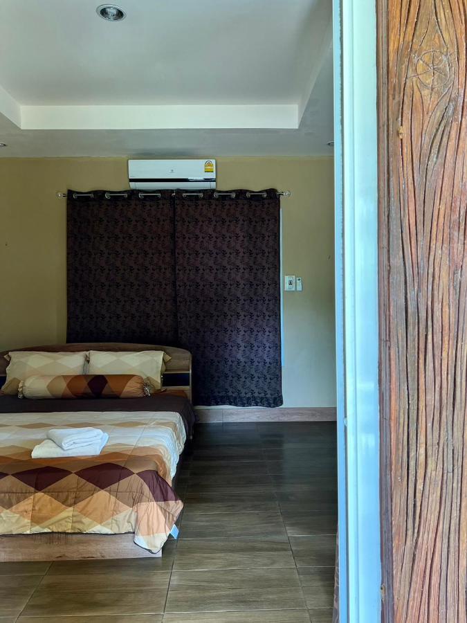 นพรัตน์การ์เด้นฮิลล์ Hotell Uthai Thani Eksteriør bilde