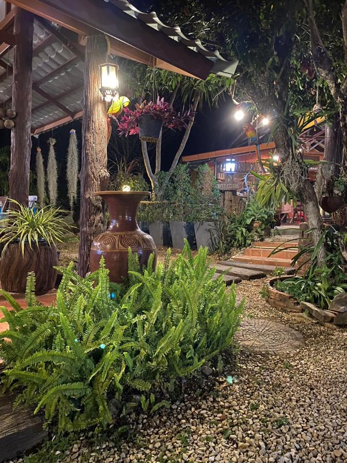 นพรัตน์การ์เด้นฮิลล์ Hotell Uthai Thani Eksteriør bilde
