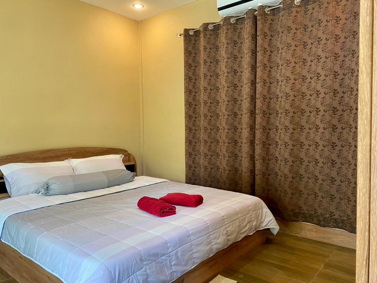 นพรัตน์การ์เด้นฮิลล์ Hotell Uthai Thani Eksteriør bilde