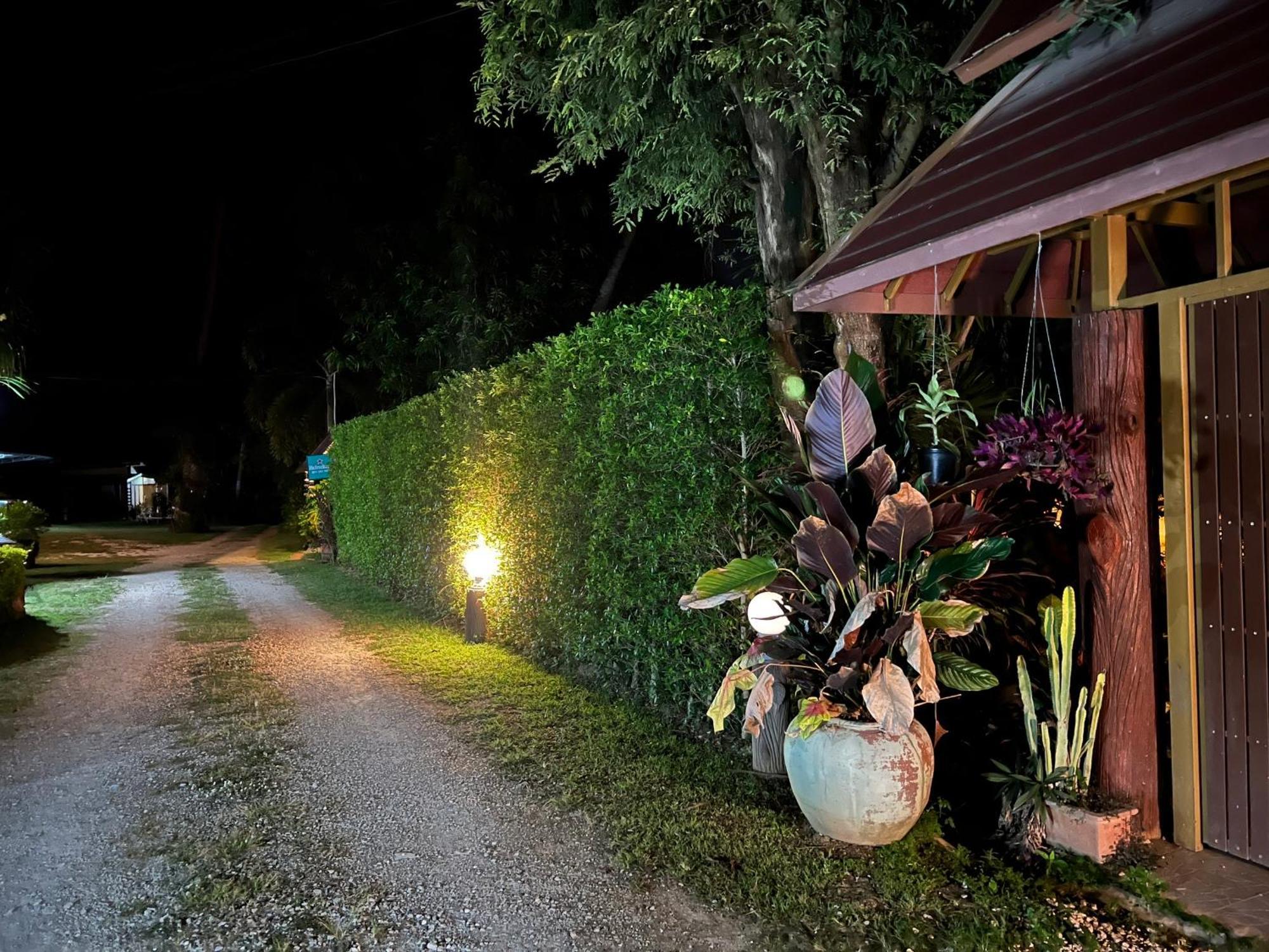 นพรัตน์การ์เด้นฮิลล์ Hotell Uthai Thani Eksteriør bilde