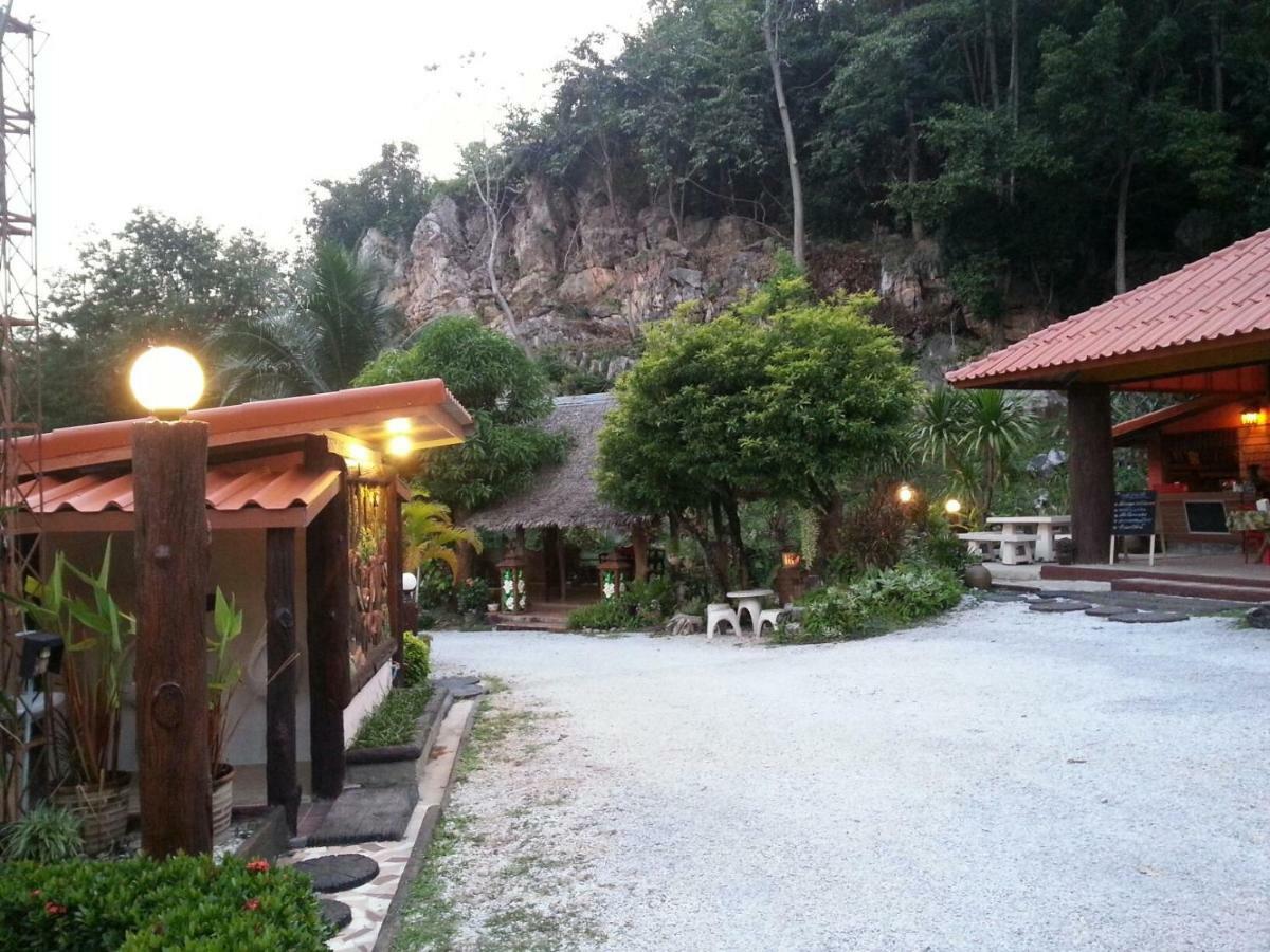 นพรัตน์การ์เด้นฮิลล์ Hotell Uthai Thani Eksteriør bilde