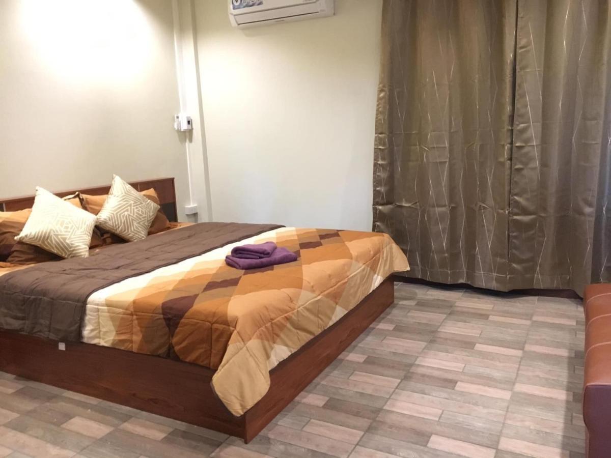 นพรัตน์การ์เด้นฮิลล์ Hotell Uthai Thani Eksteriør bilde