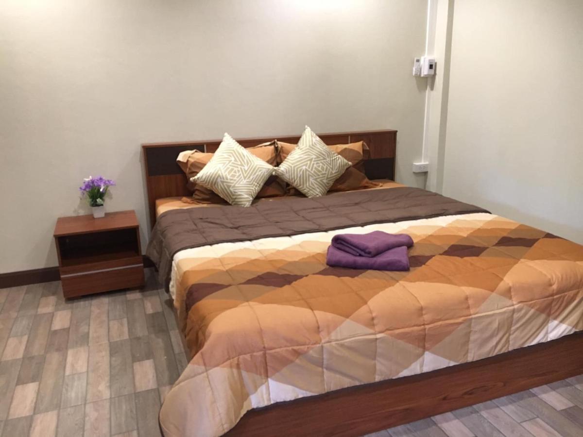 นพรัตน์การ์เด้นฮิลล์ Hotell Uthai Thani Eksteriør bilde