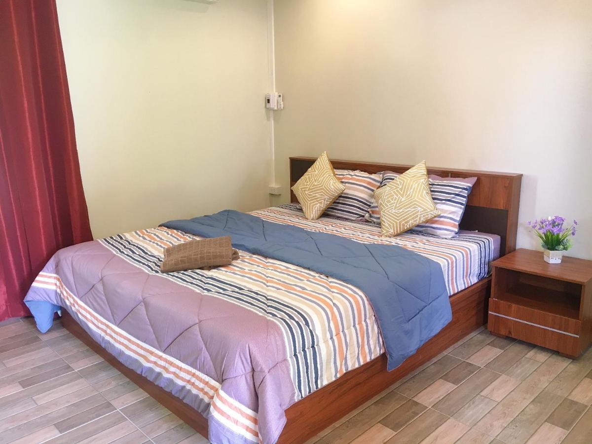 นพรัตน์การ์เด้นฮิลล์ Hotell Uthai Thani Eksteriør bilde